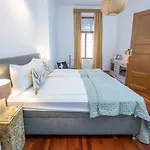 Gozsdu Panzio Apartment