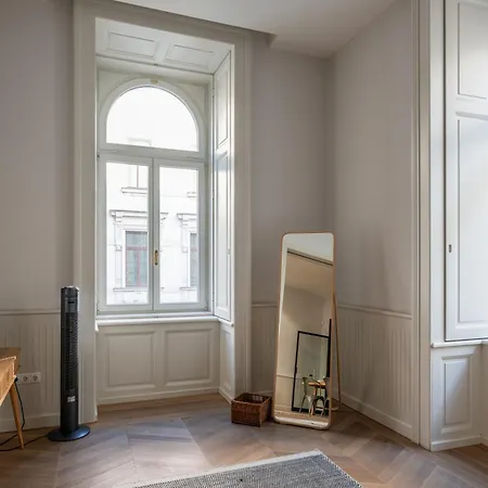 Gozsdu Panzio Apartment