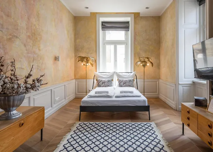 Gozsdu Panzio Apartment